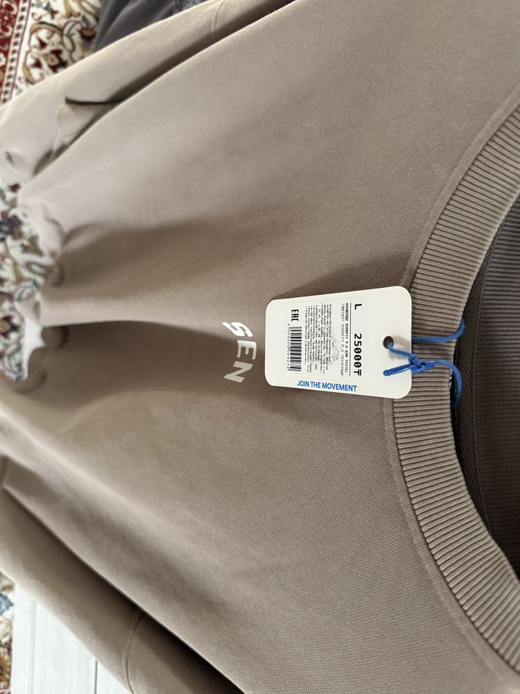 Срочно продам кофту от бренда QR