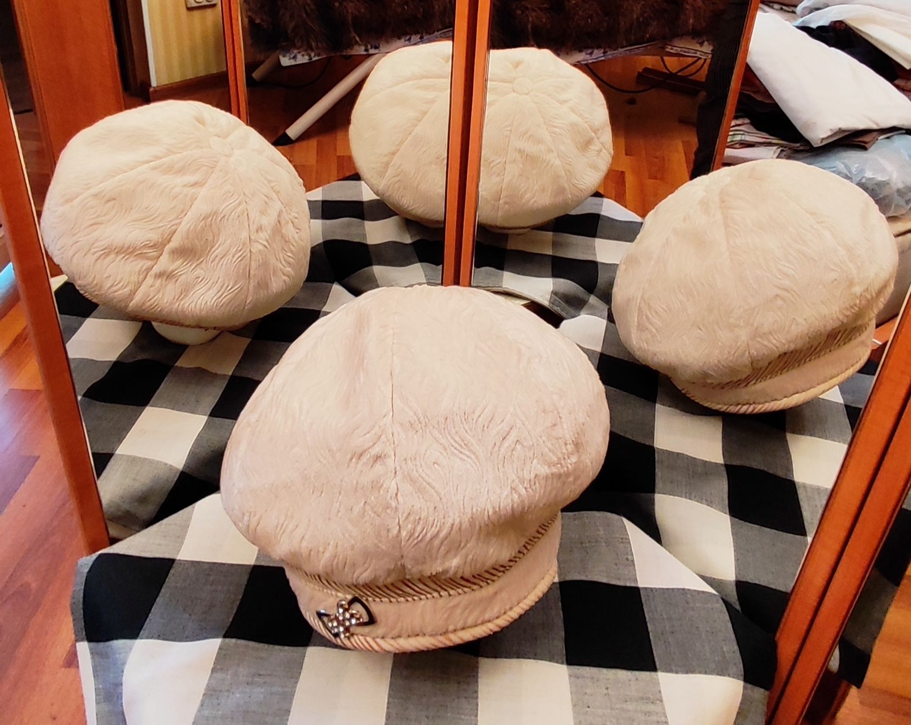 Продам женские шапки б/у