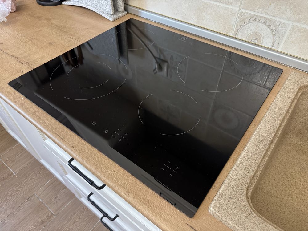 Продается варочная поверхность Electrolux EHF6241FOK черный