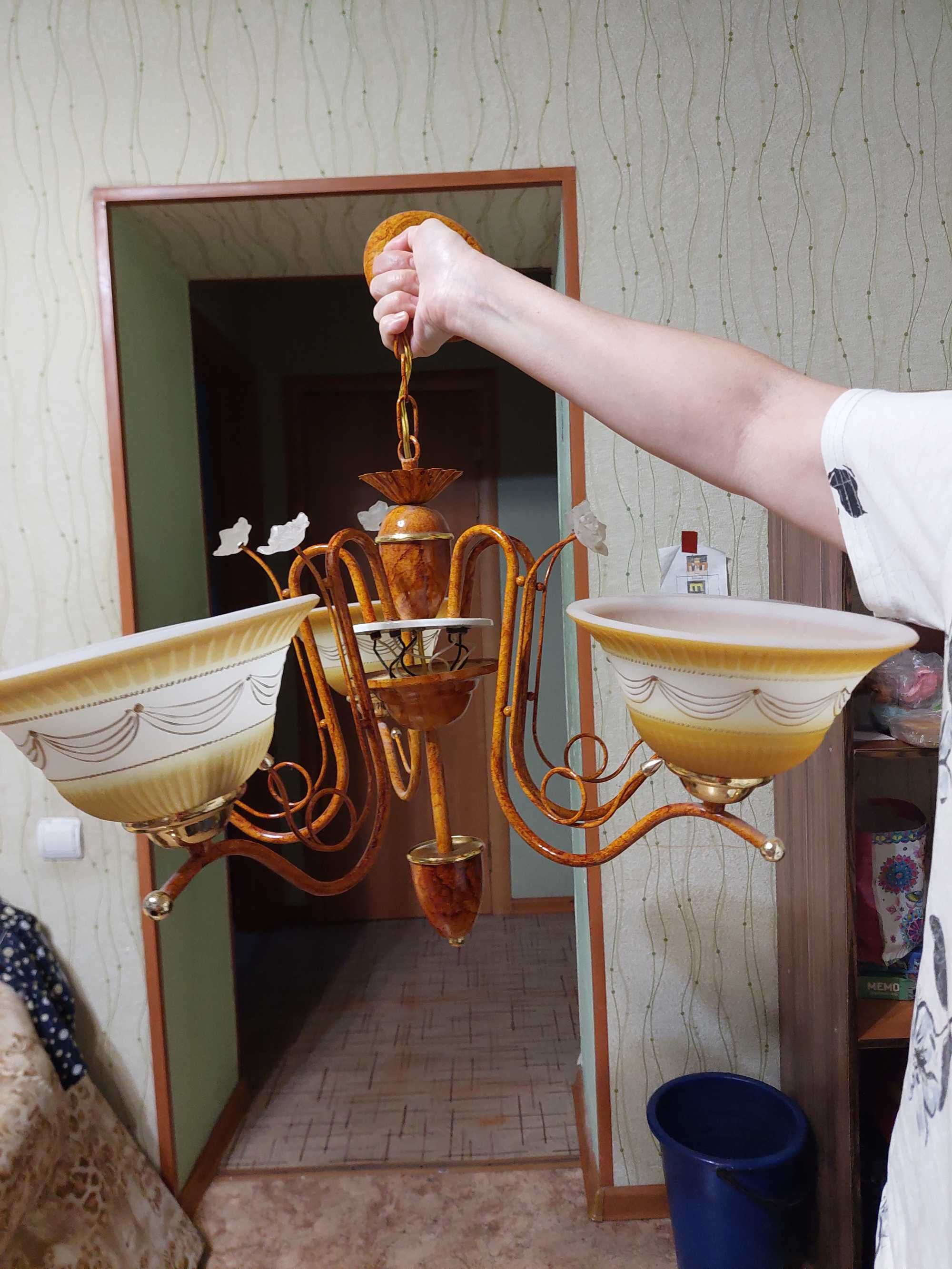 Люстра, 5 ламп, работает исправно