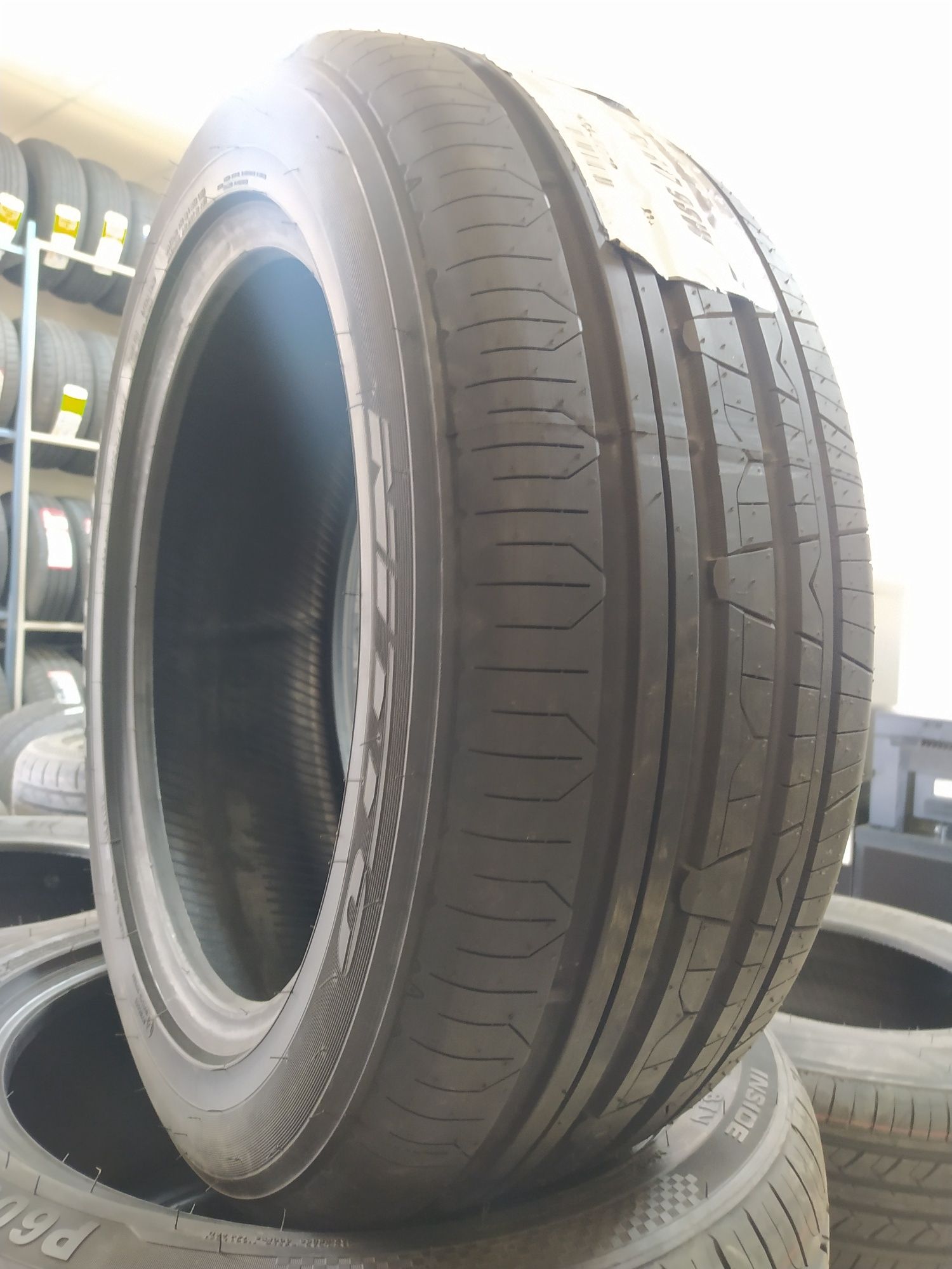 Nitto 215/55R17 NT830