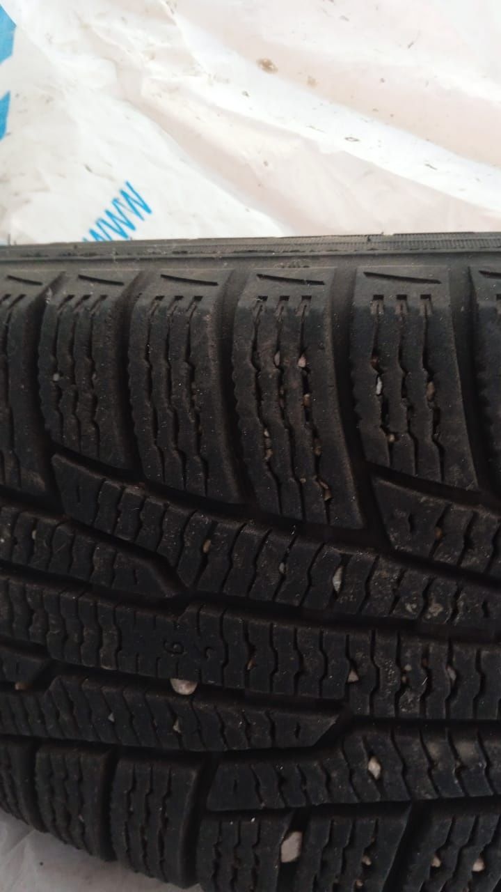 Шины 185/60 R15 фирма nokian 4 резины
