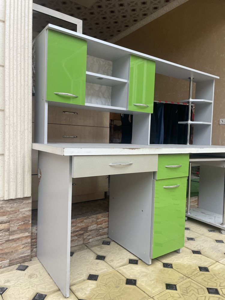 Детский стол для учебы, компютера