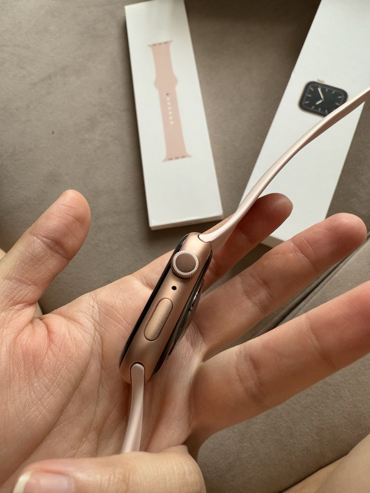 Продам Apple Watch 5 серии в идеальном состоянии