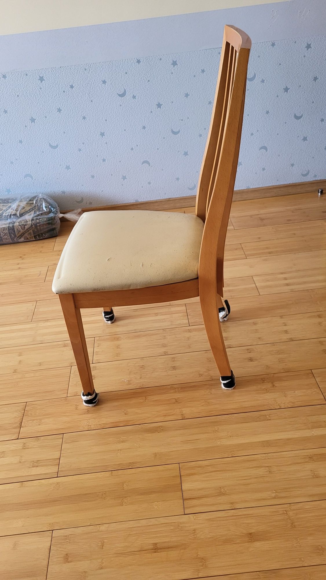 Шкафы с подсветками для магазина, балкона, прихожей. Стол со стульями