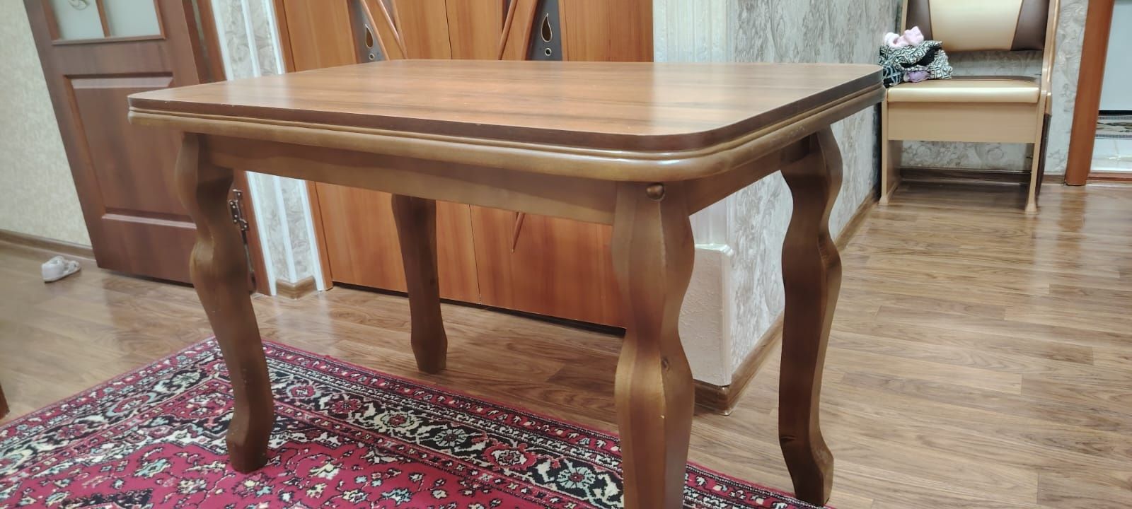 Продам Новые стол деревянные очень красивая.