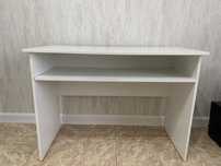 Продам стол письменный с полкой.Размер 105 см на 50 см.