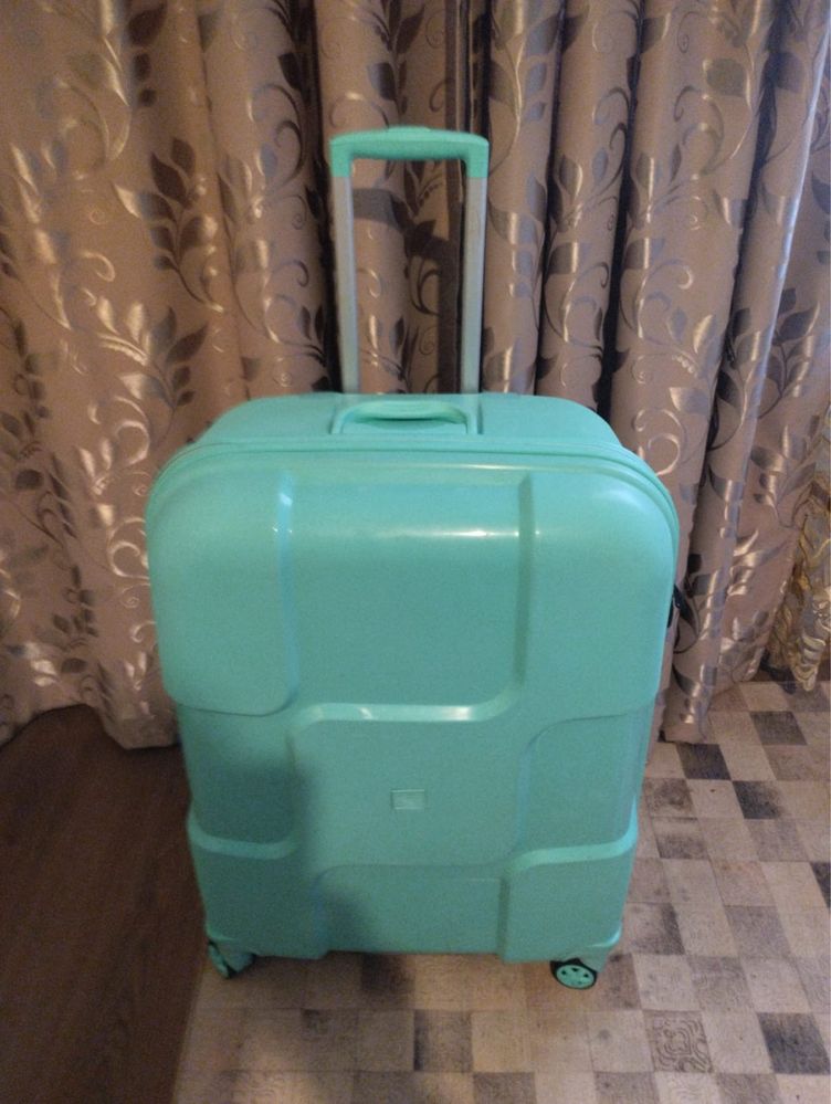 Пподам дорожный чемодан б/у