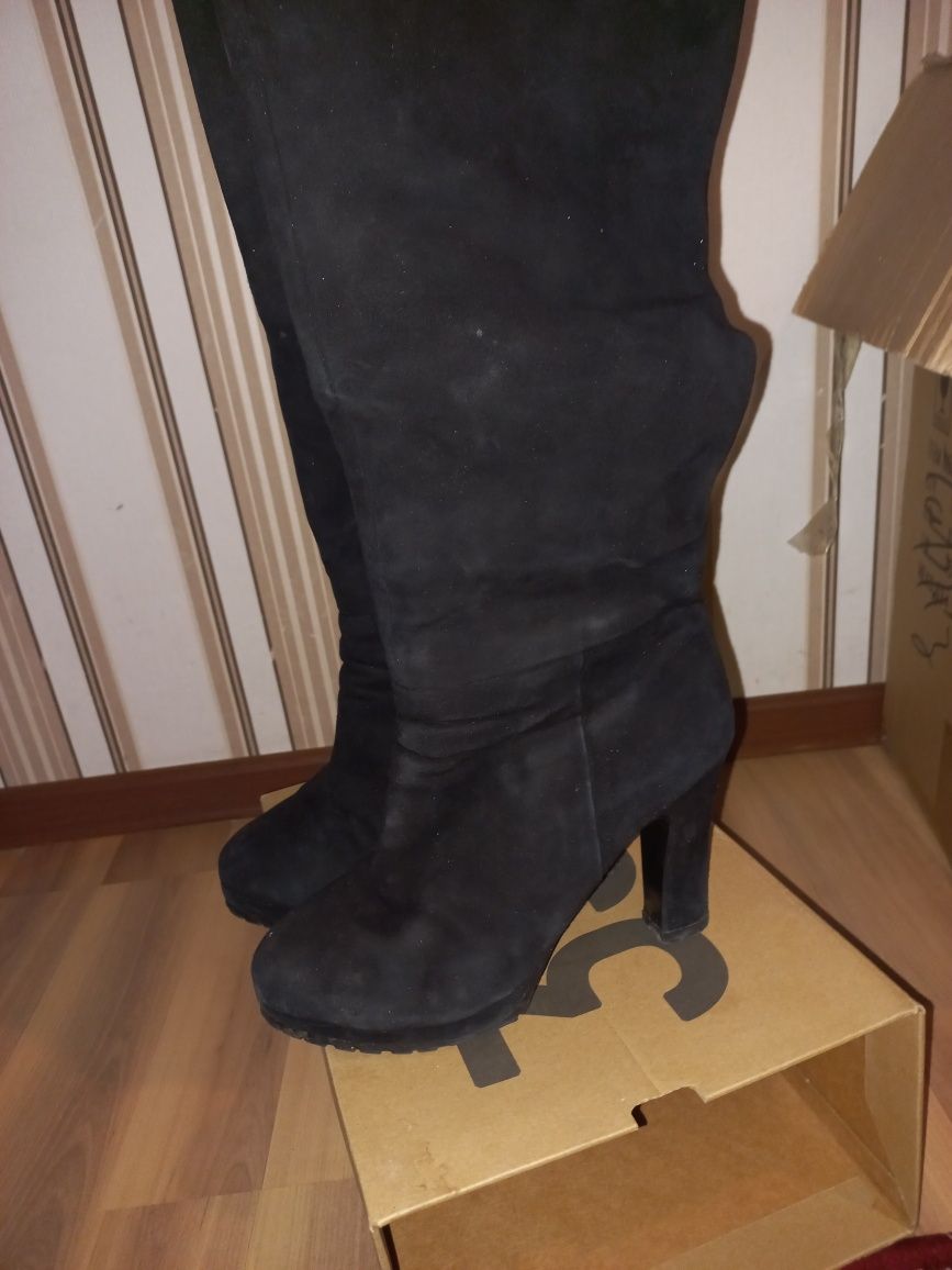 Продам зимние замшевые сапоги