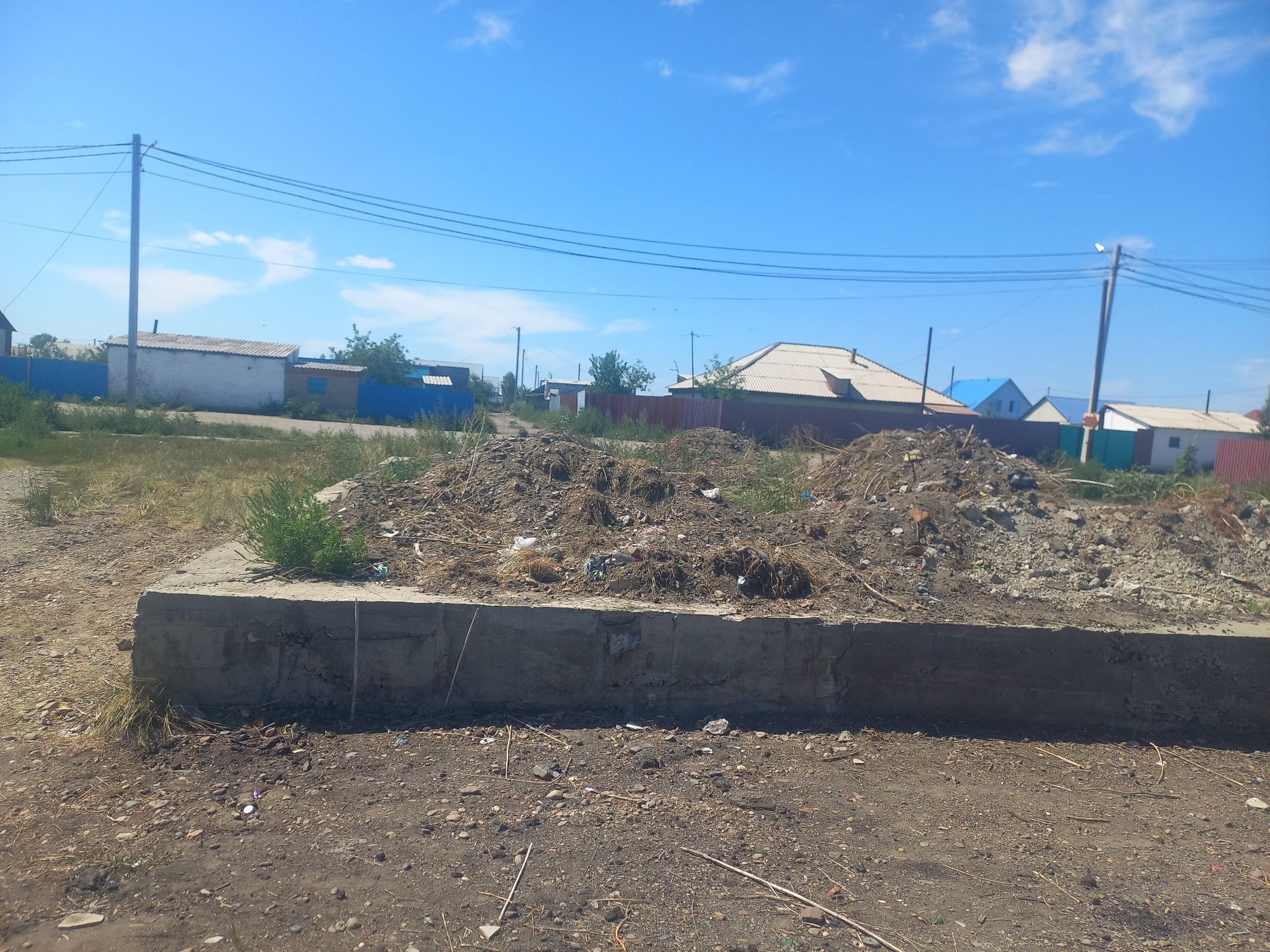 Продам участок с фундаментом в районе 5 дачи  от главного трассы 100 м