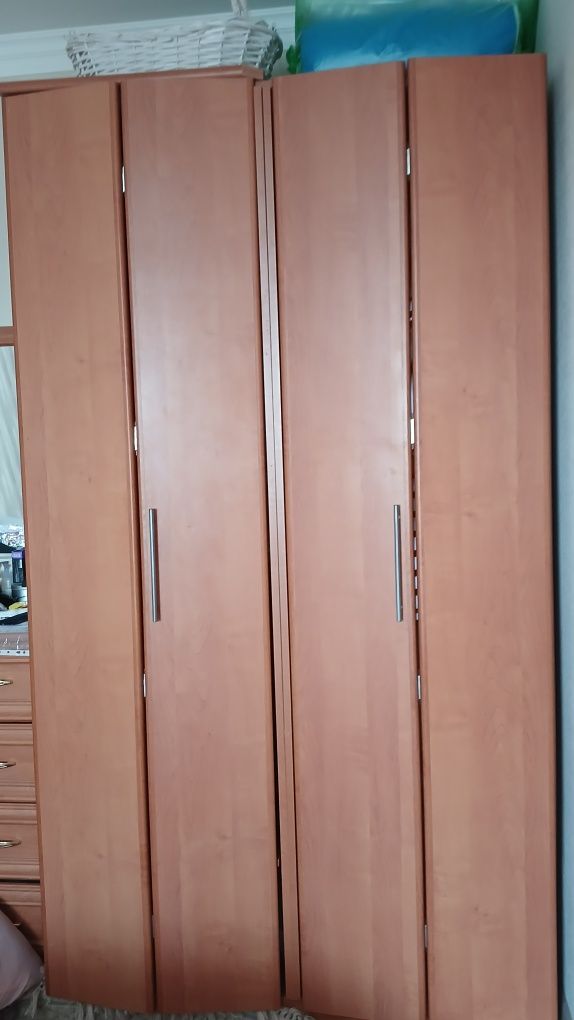 Срочно продается спальный мебель.Диван,шкаф,комод зеркало,2шт тумбо