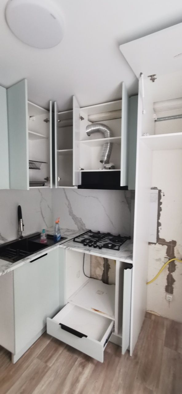 Продам кухню угловая