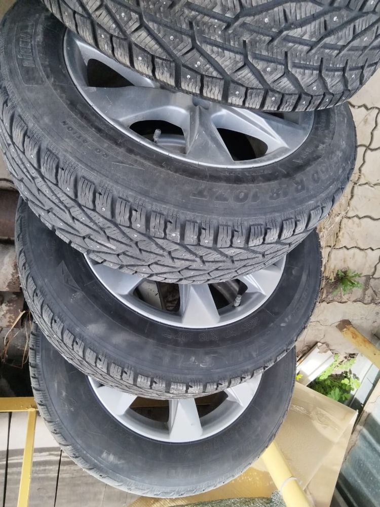 Продам комплект зимних колес 235/60/18 Шипованные состояние новое