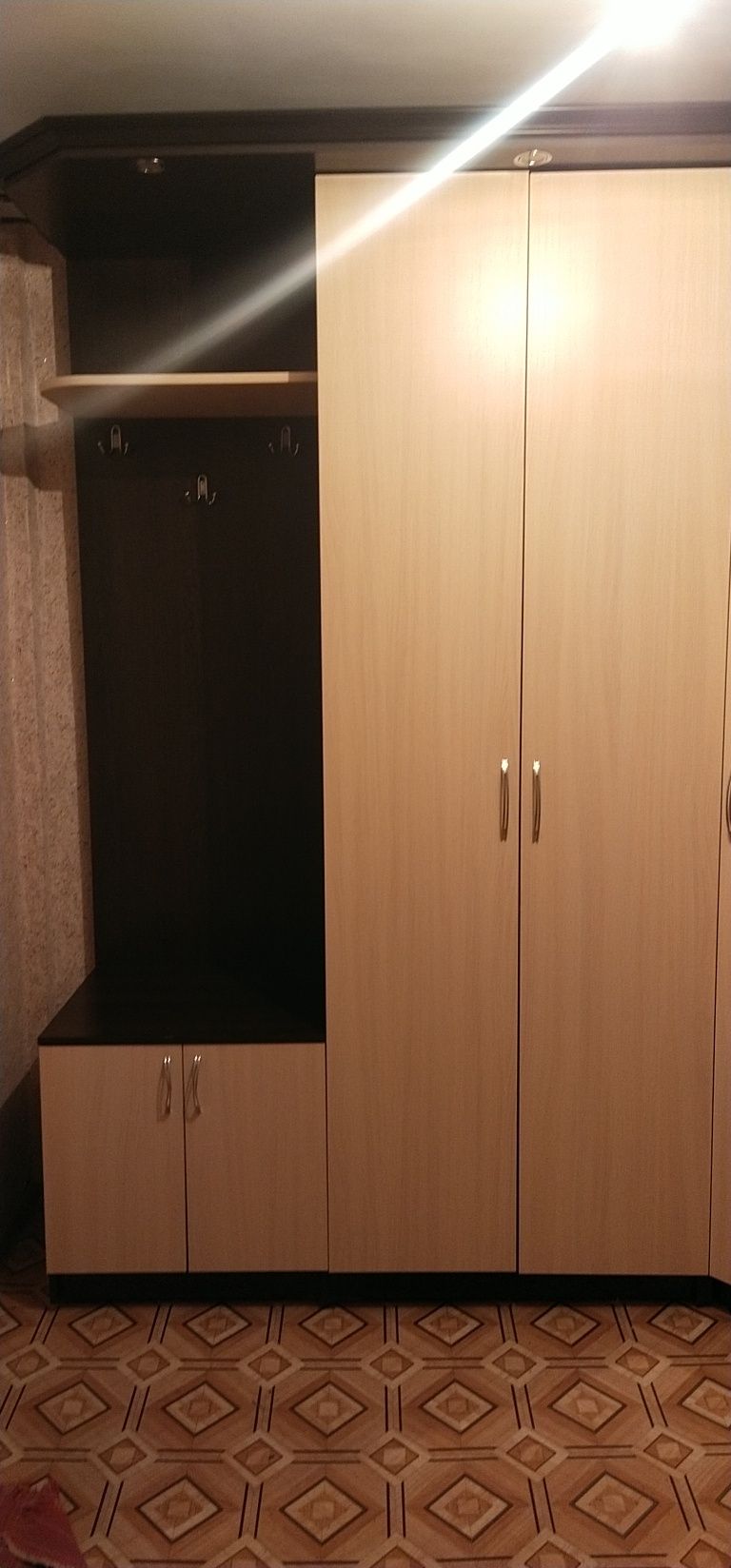 Продам шкаф угловой в прихожую комнату. Торг уместен.
