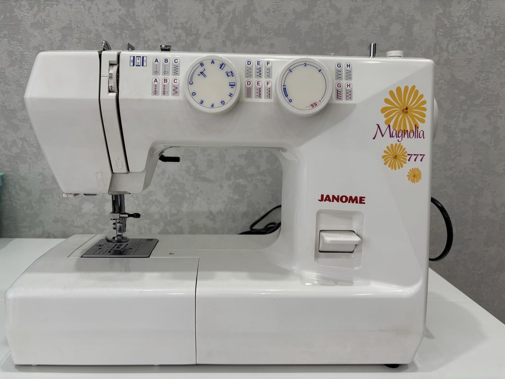 Продам швейную машинку Janome