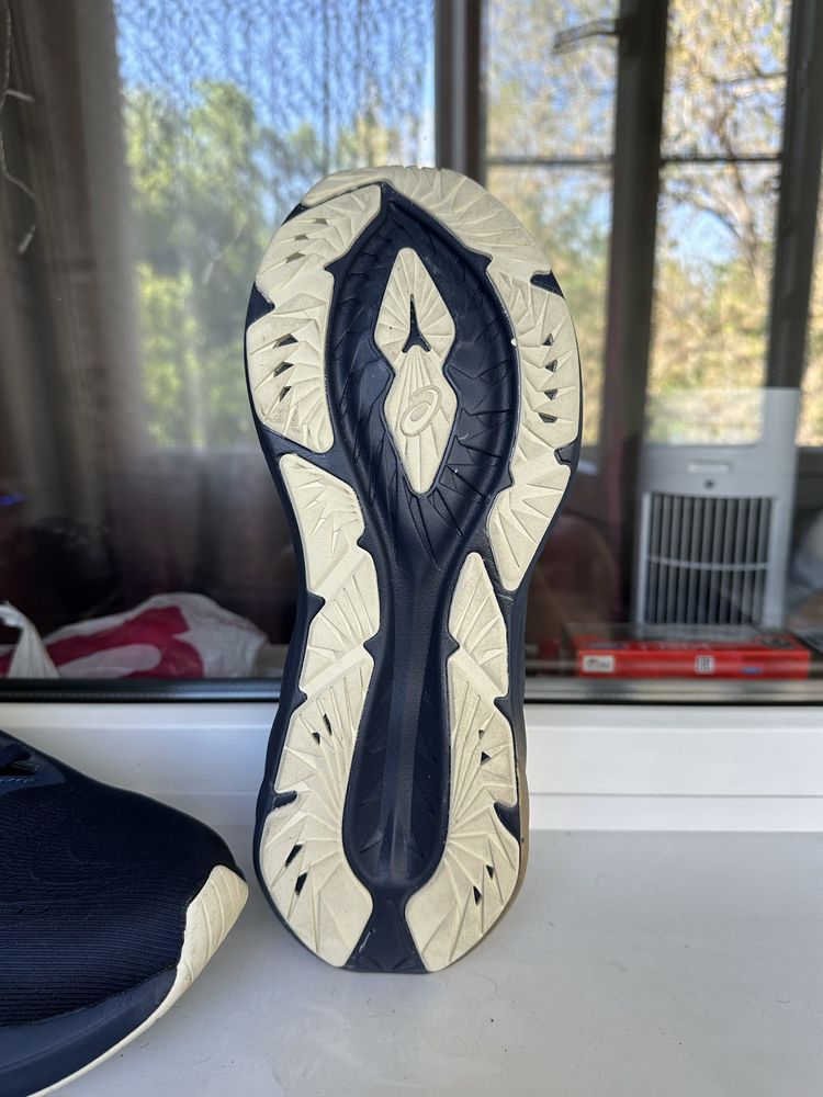 Кроссовки asics novablast 4