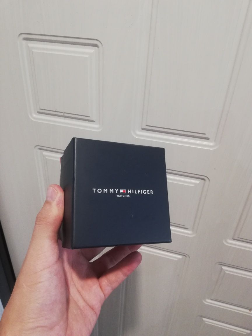 Продам часы TOMMY HILFIGER новые