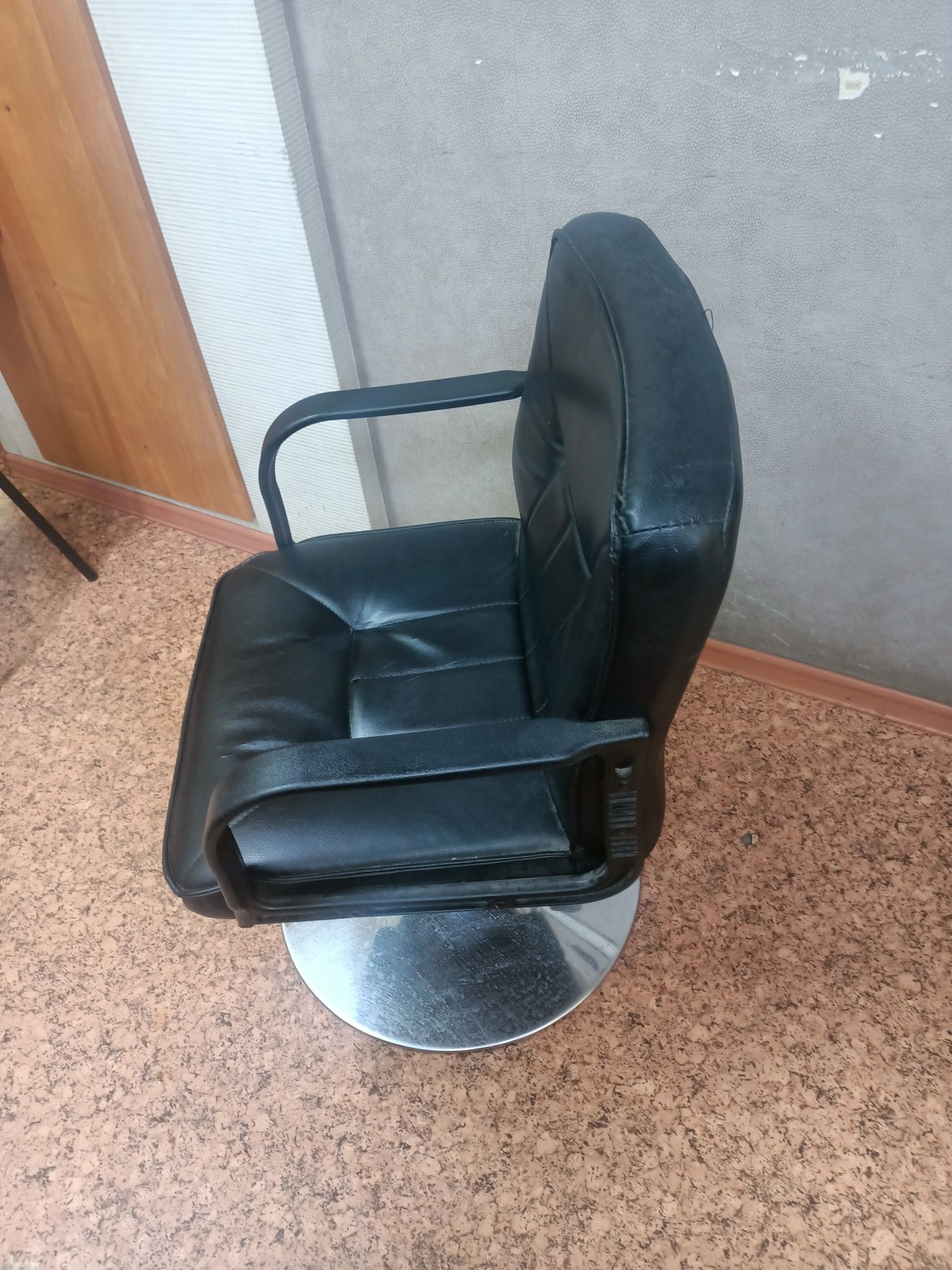 Продам кресло черное