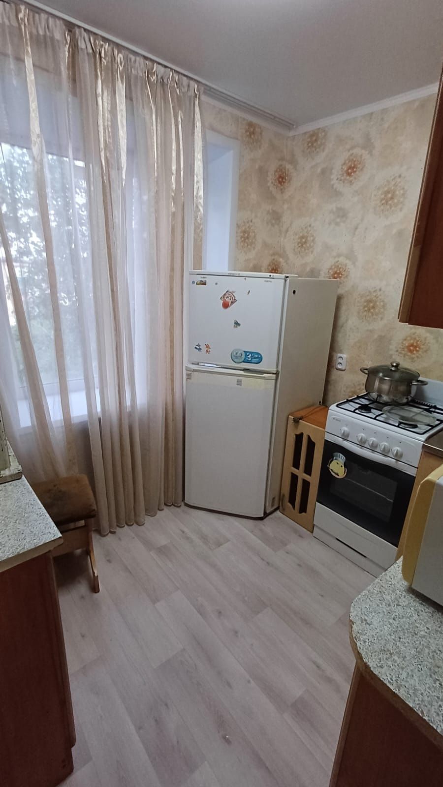 Сдам 2х комнатную квартиру. На длительный срок.  100 000 + ком.услуги.