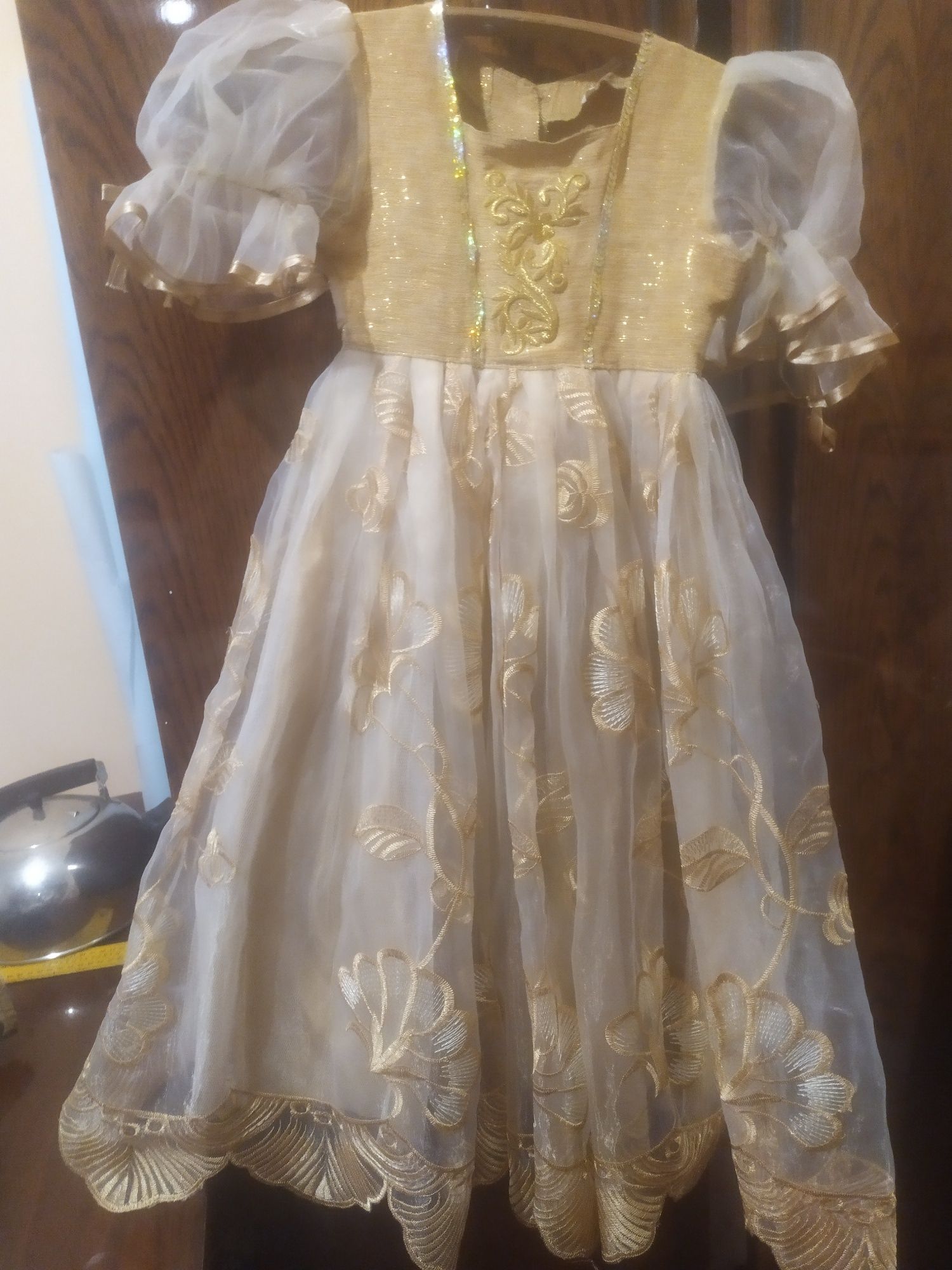 Продам детские платья,б/у,на 4 и 10 лет,хорошее состояние, цена ,1500