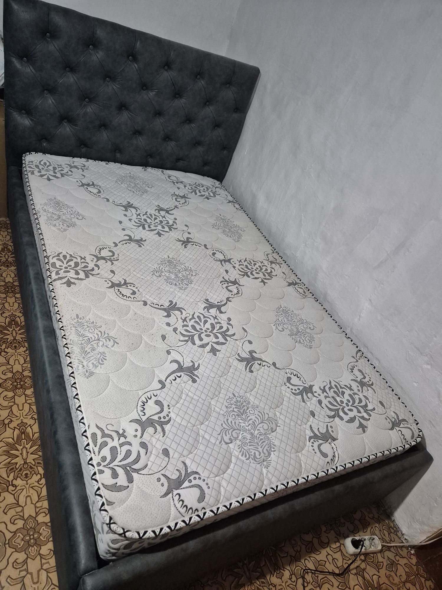 Кровать синесерого цвета