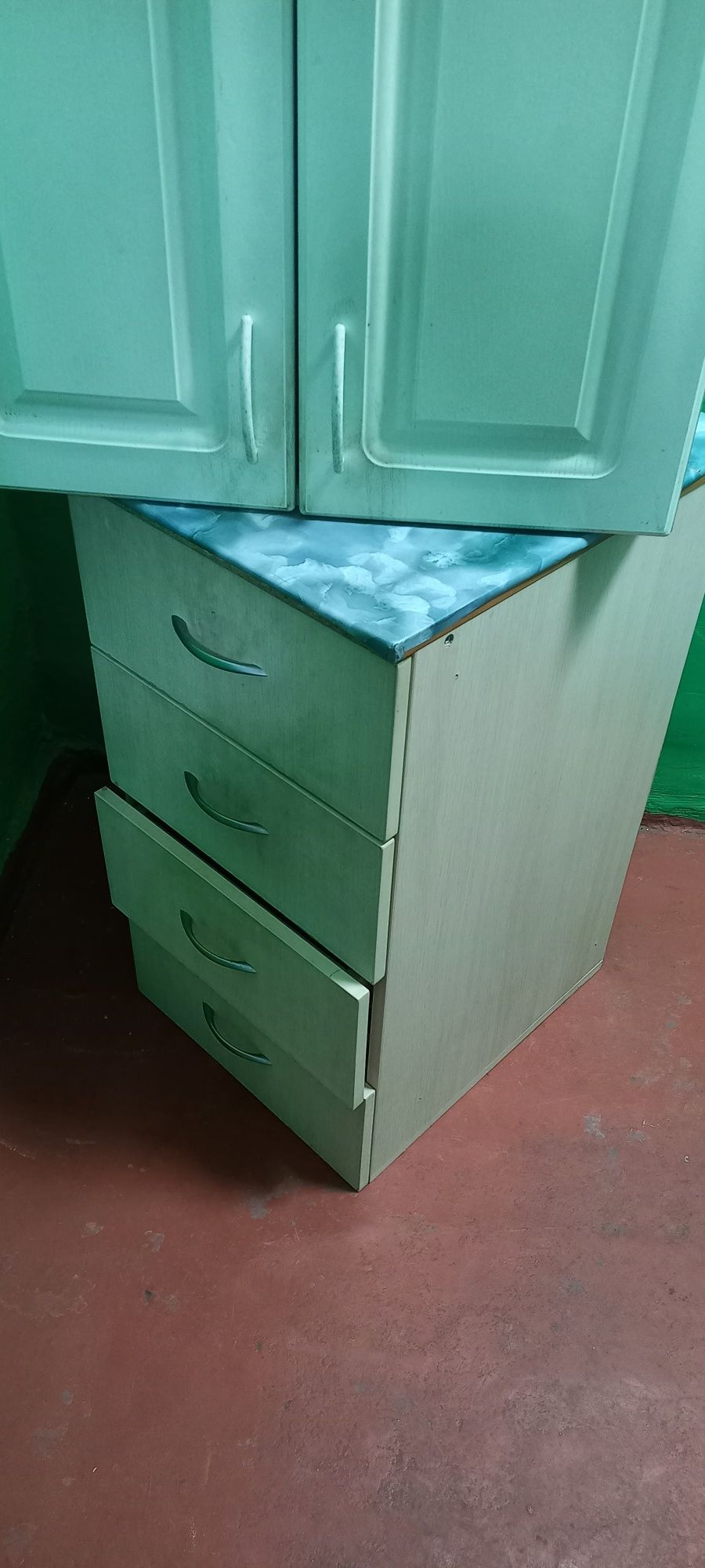 Продам  шкаф навесной,и тумбу
