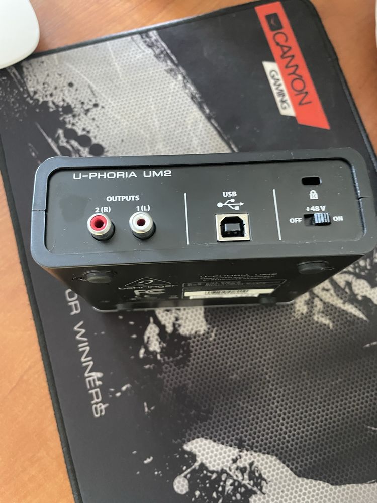 Звукавая карта behringer