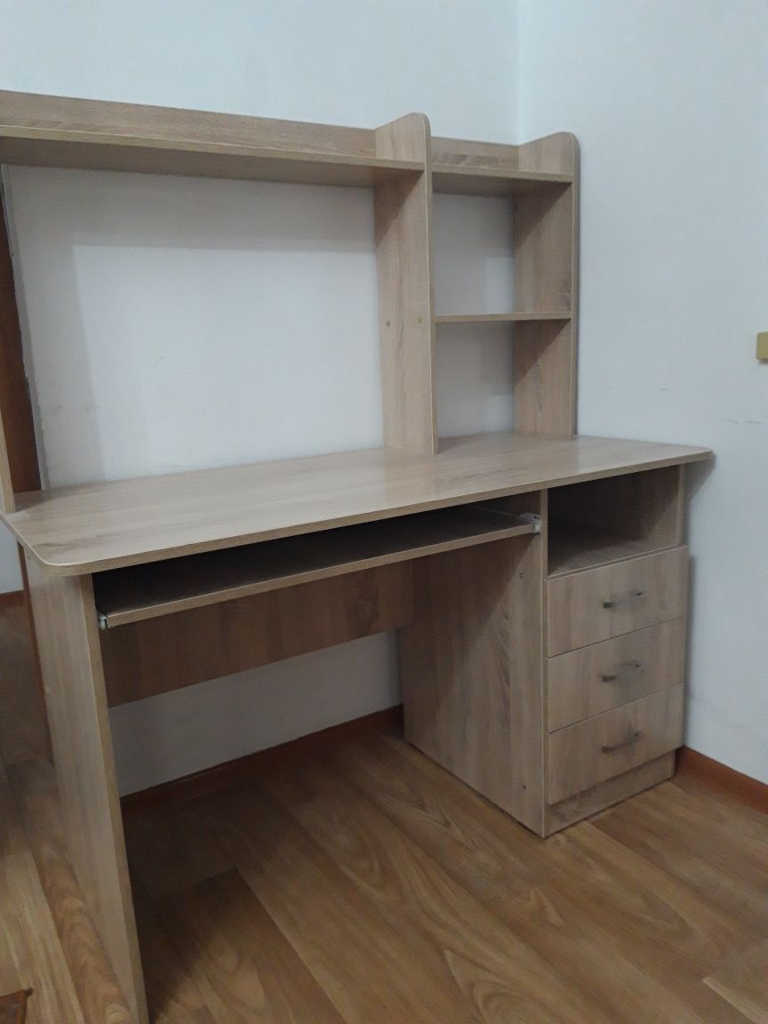 Стол для компьютера, для уроков