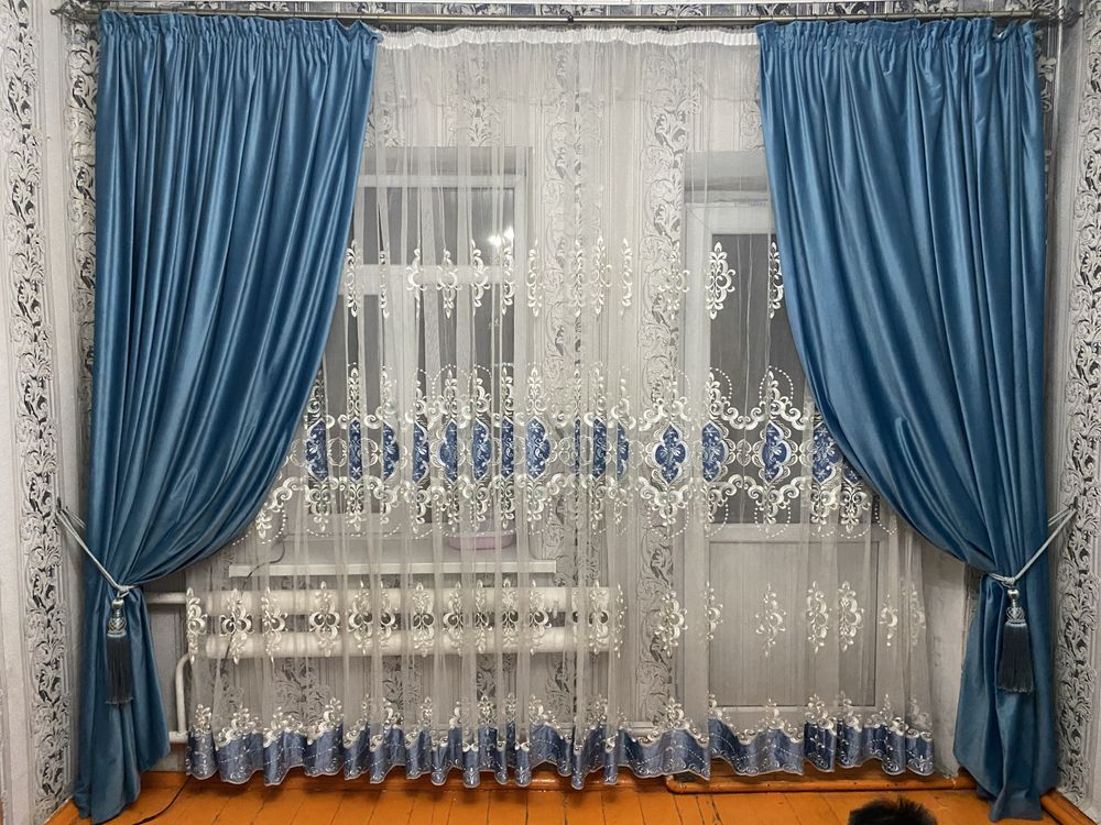 Штор с тюлем, карниз почти новый. Плюс в подарок люстра