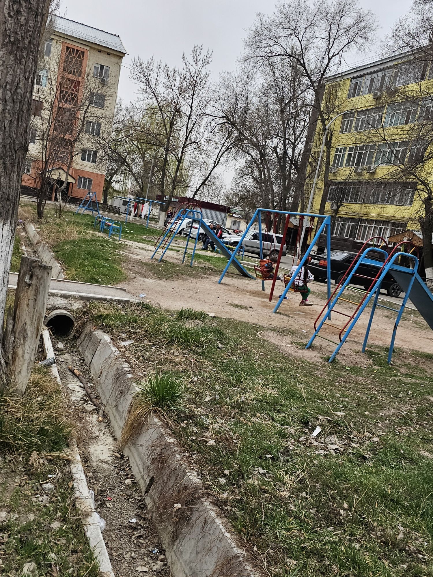 Срочно торг! 8мкр 4х комнтаная квартира, 3этаж, не угловая