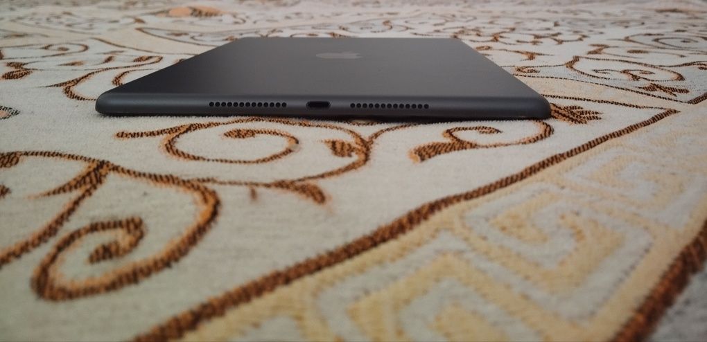 Продаю iPad 9-го поколения (2021), Wi-Fi, 64 ГБ.  
Почти как новый — к