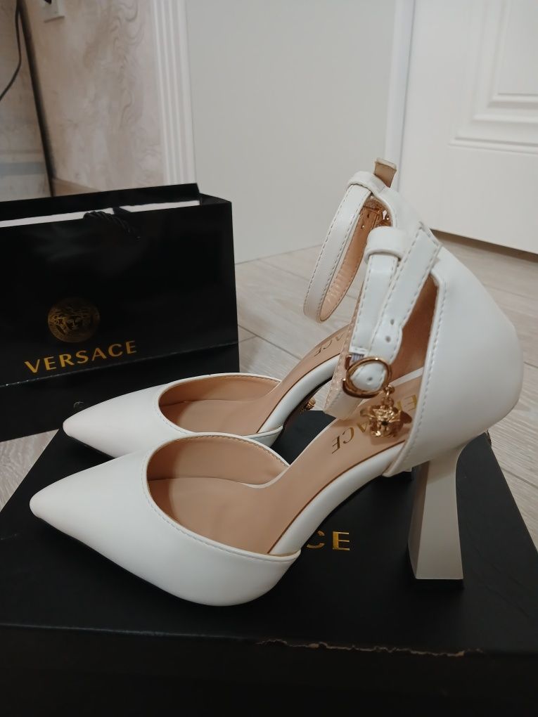 Продаю каблуки Versace