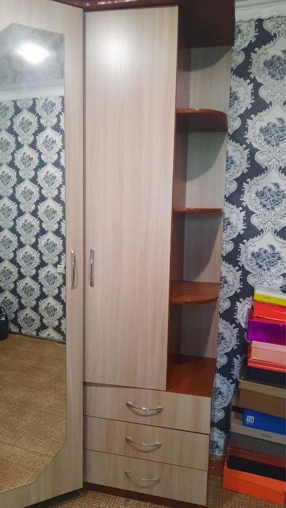 Продам Угловой шкаф в хорошем состояний