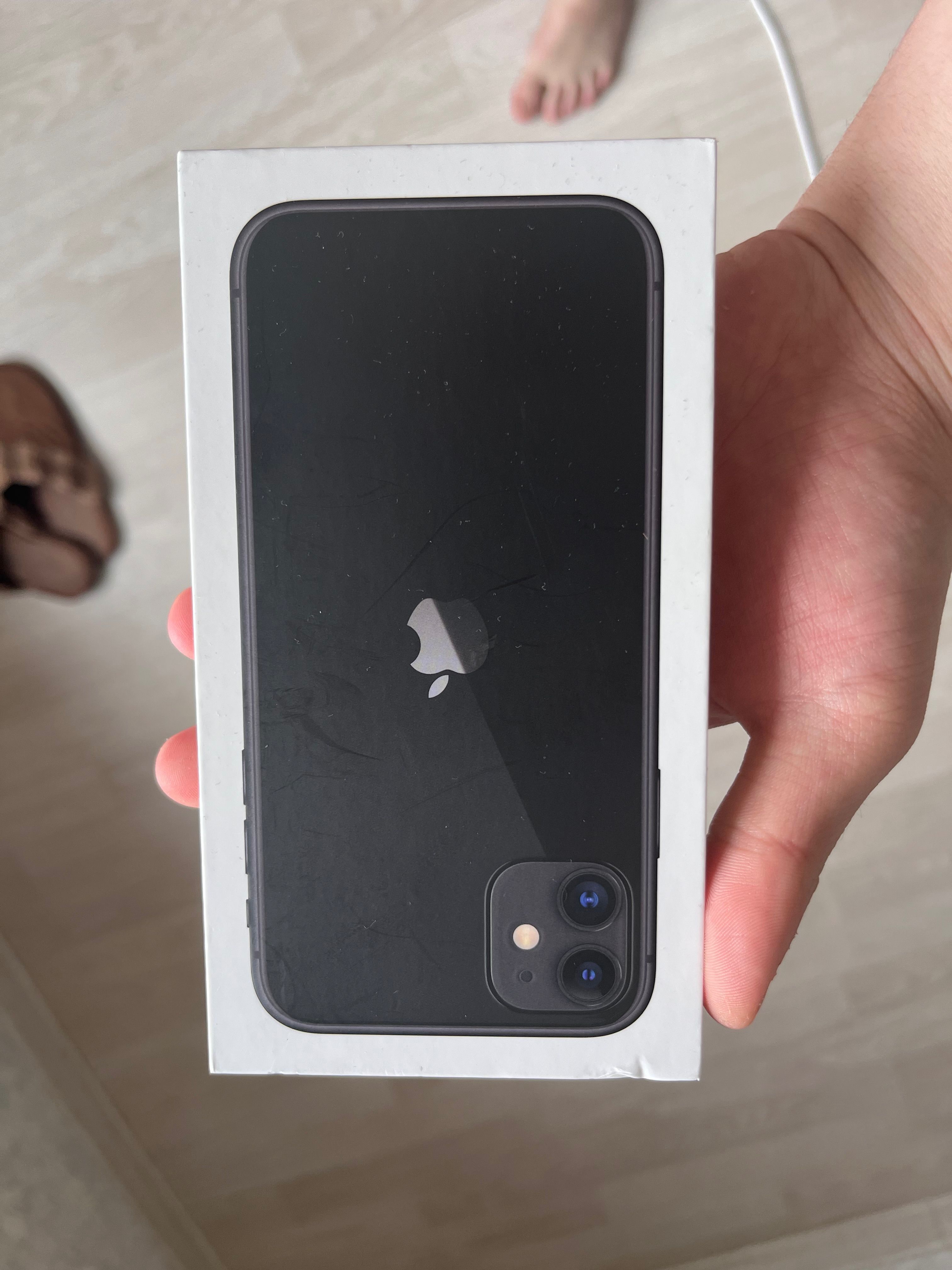 iPhone 11, в идеале с документами