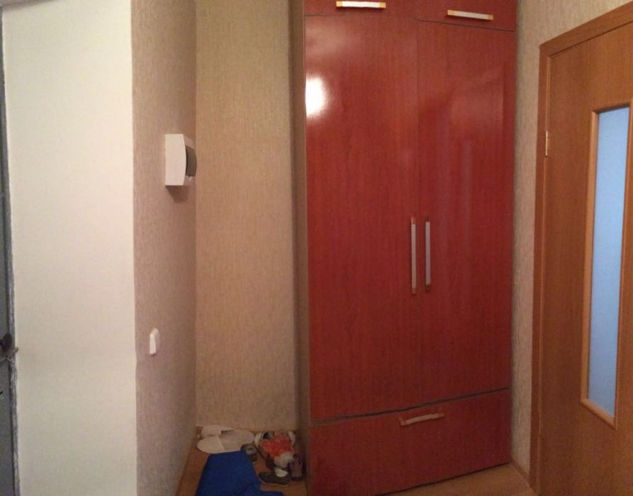 продаю 2 шкафа с антресолями
