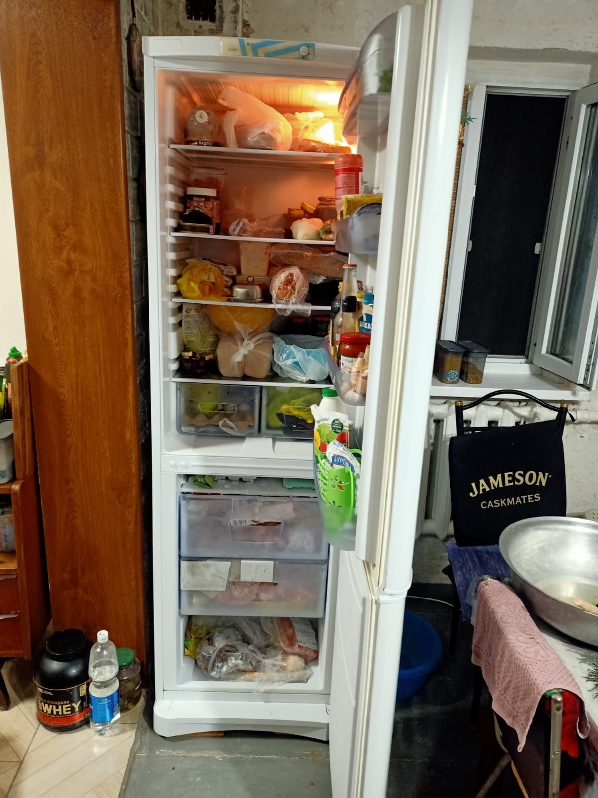 Продам Холодильник Индезит , не низкий высокий .