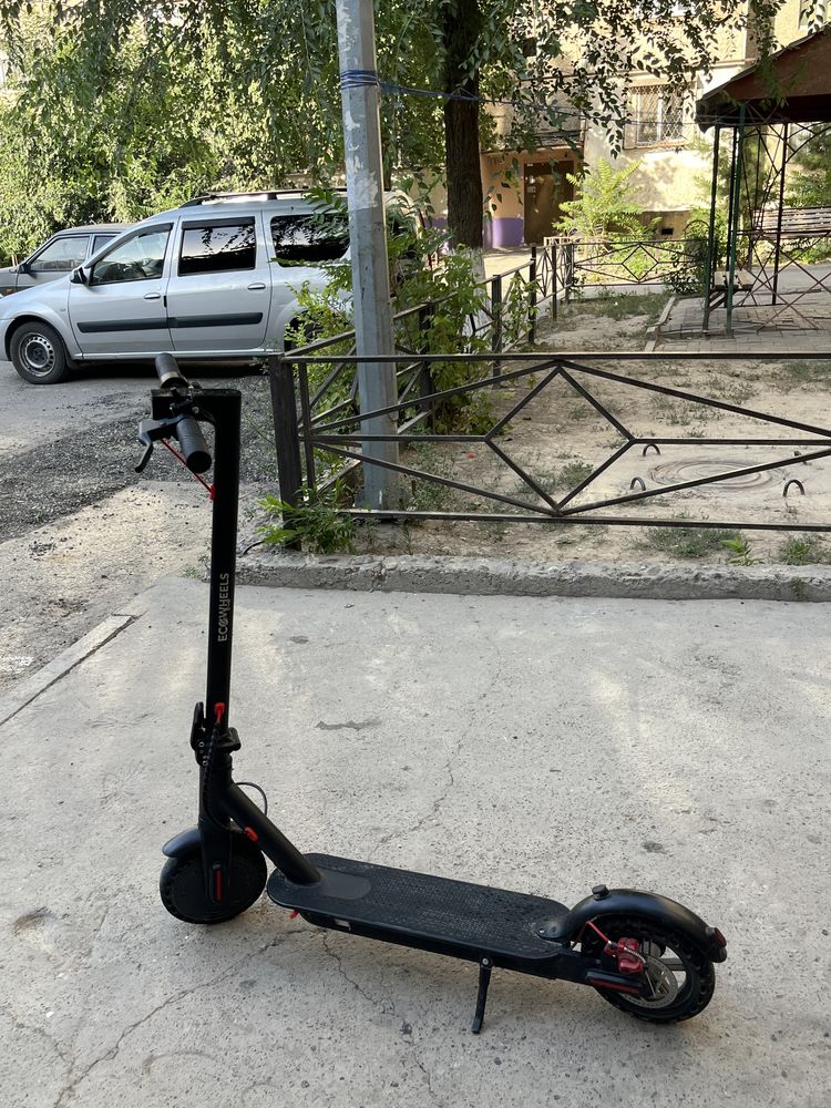 Продаю электро самокат  AOVO PRO