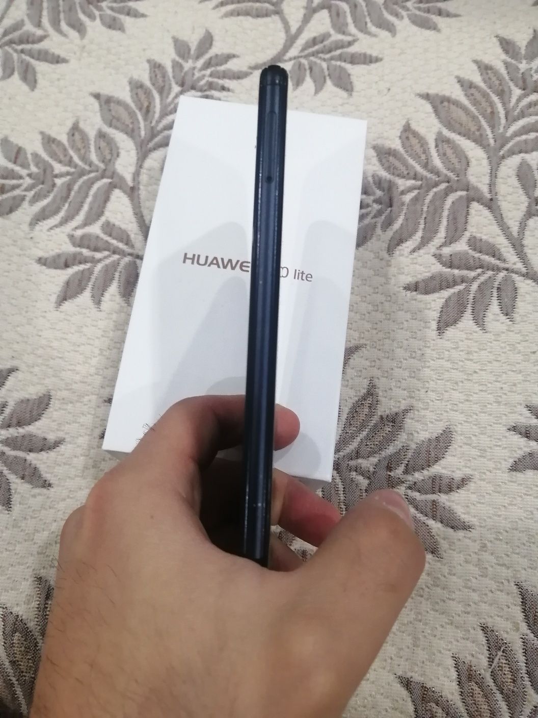 Продаю телефон Huawei P 20 Lite память 4/64 гб в хорошем состоянии