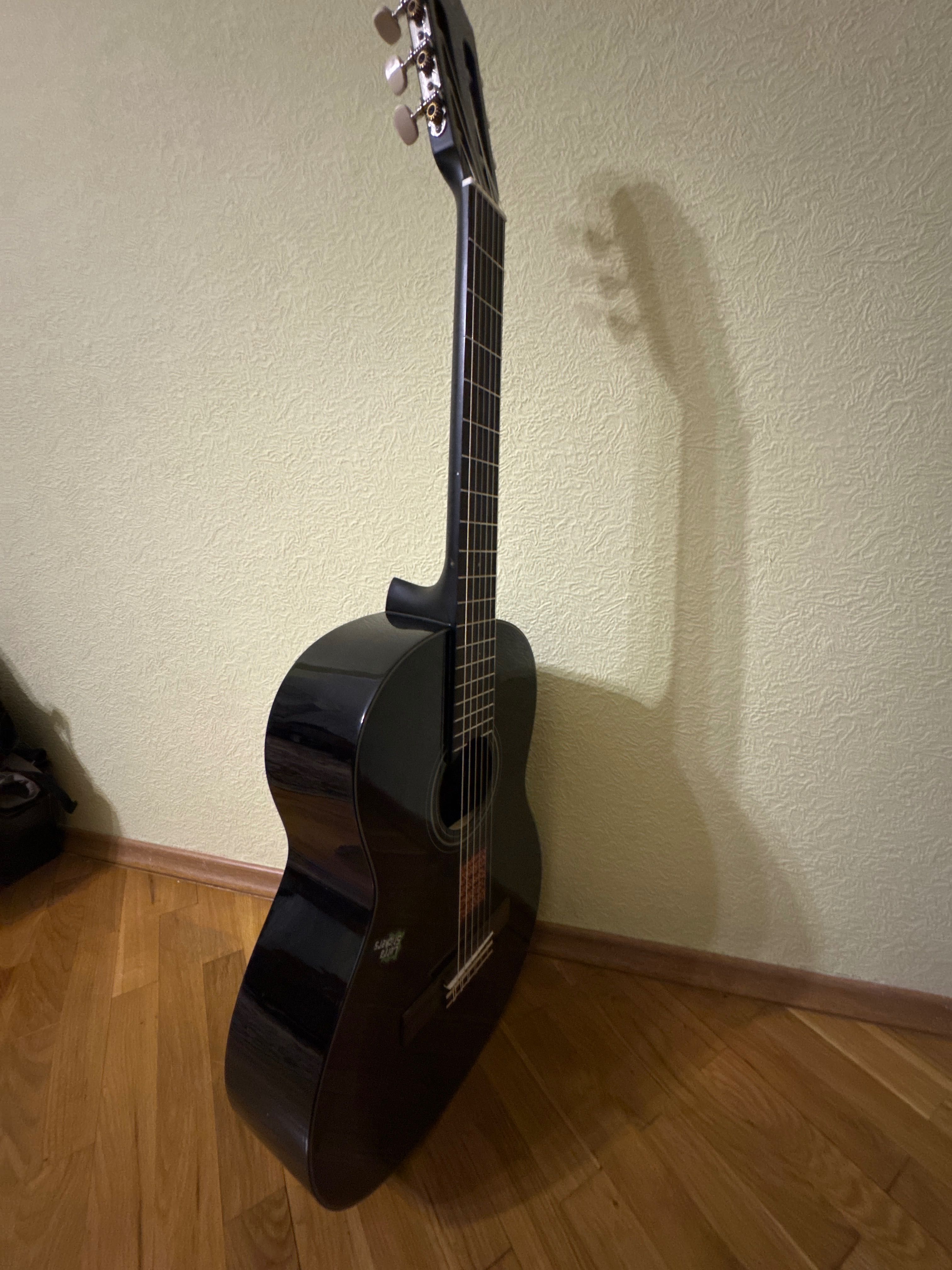 Гитара Yamaha C40 с чехлом (стикеры можно убрать,в подарок медиатор)