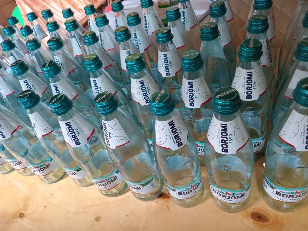 Продам стеклянные бутылки от Боржоми 500мл. 60 штк.