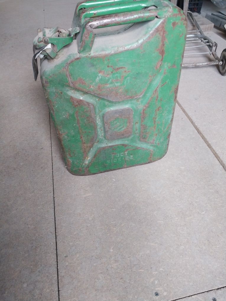 Продам канистру 20л