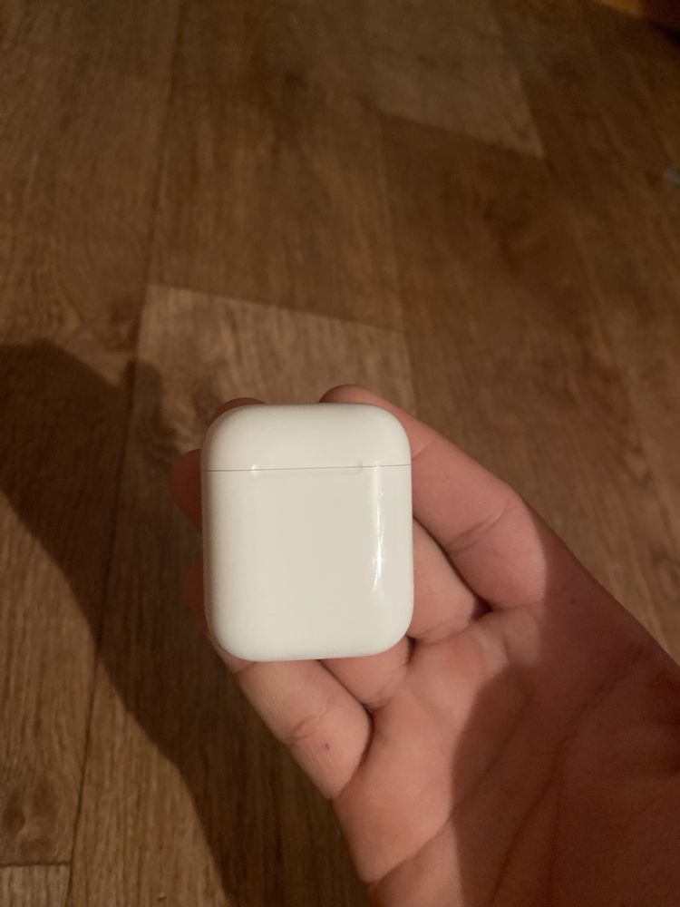 AirPods 2 поколение заряд коробка есть плюс подарок чехол без царапин.