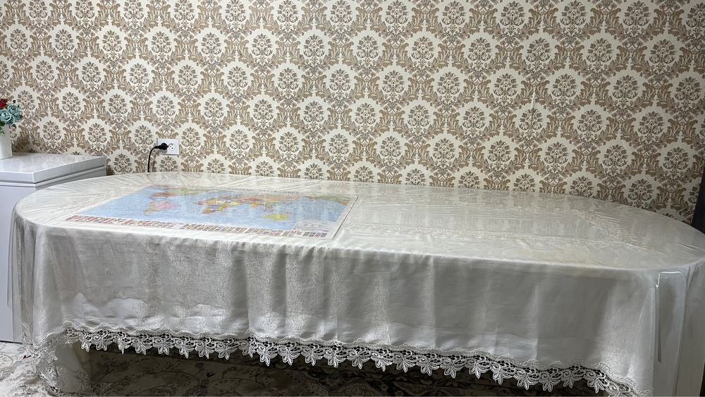 Срочно продам стол . Скатерть белого цвета в подарок.