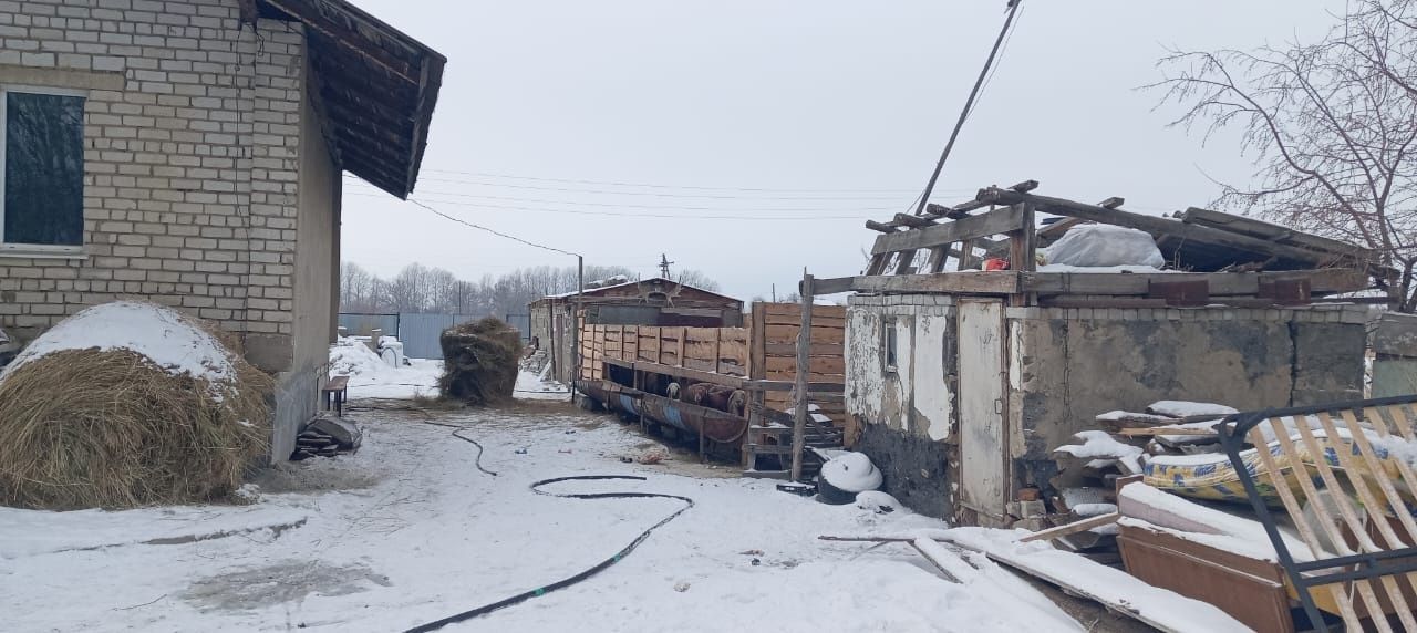 Продаётся дом. Для содержания скота хорошое место.