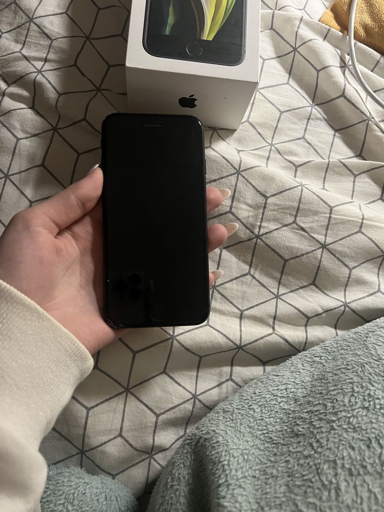 iPhone SE срочно