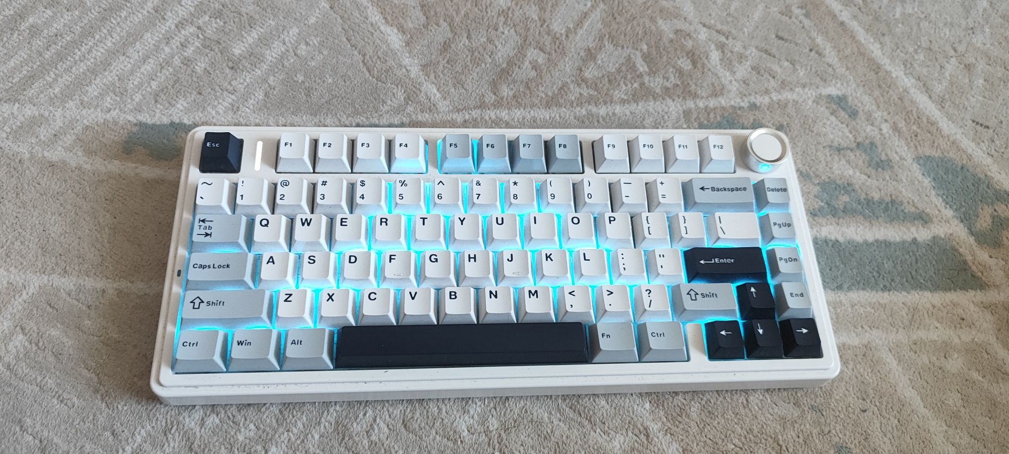 Продам клавиатуру Alua F75
