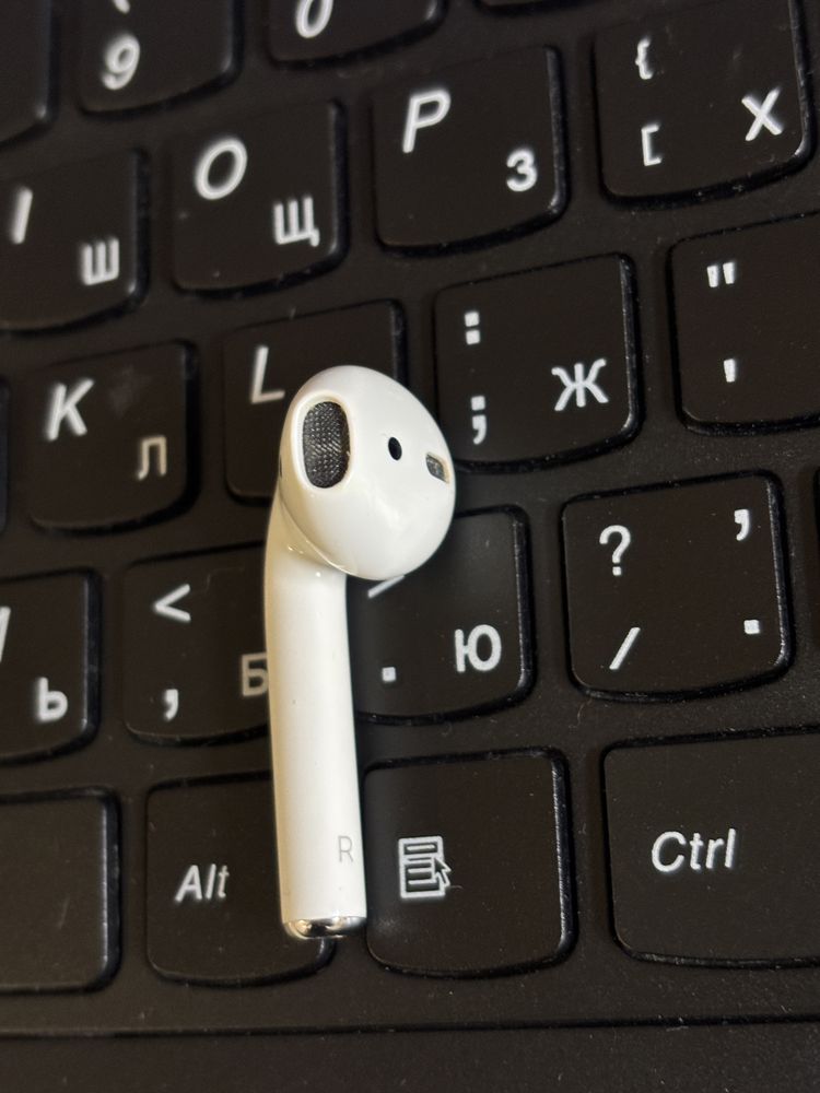 Продам правый наушник AirPods