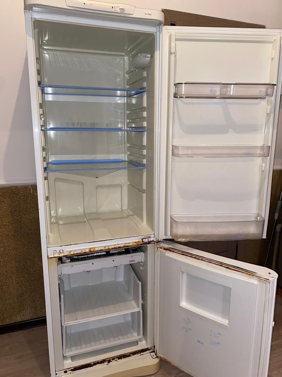 Холодильник Indesit