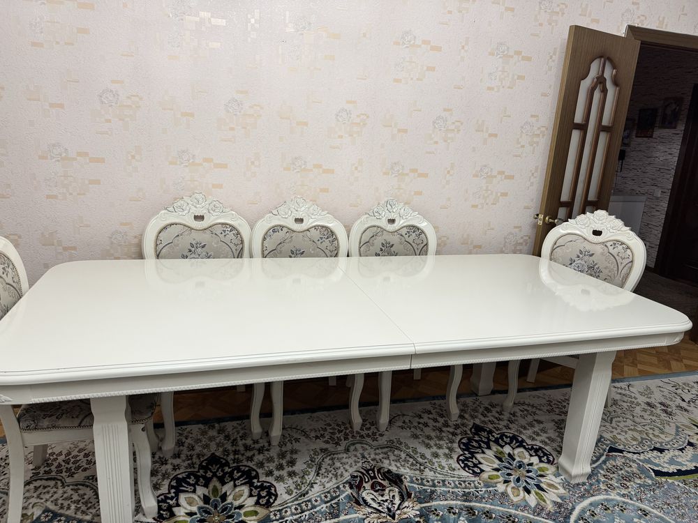 Продам стол читое дерево белого цвета и стулчики 11 шт