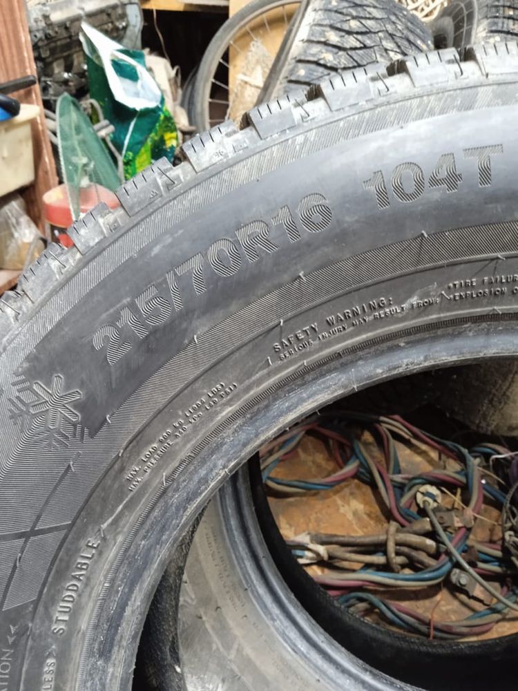 Продам комплект шипованных шин
